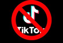 ByteDance İçin Büyük Şok! TikTok, Kanada’da Yasaklandı! Kanada, ulusal güvenlik endişelerini gerekçe göstererek Çin merkezli sosyal medya platformu TikTok’un ülkedeki ticari faaliyetlerine son verilmesine karar verdi. Kanada TikTok yasağı ile beraber ByteDance şirketinin de Kanada’daki varlığına sınır getirdi. Bu önemli kararın arkasında ise Kanada hükümetinin ulusal güvenlik riski taşıyan yabancı yatırımlara yönelik aldığı sert önlemler bulunuyor. Kanada İnovasyon, Bilim ve Sanayi Bakanı François-Philippe Champagne, yaptığı açıklamada bu kararın güvenlik nedeniyle alındığını belirtti. Ancak Kanada hükümeti, bu yasağın Kanadalıların TikTok’a erişimini engellemeyeceğini duyurdu. Karar sadece ByteDance’in ülkedeki ticari faaliyetlerini sınırlandıracak. TikTok, Kanada hükümetinin bu kararına karşı yasal itiraz süreci başlatacağını açıkladı. Şirket sözcüsü, Kanada’daki yerel ofislerin kapanmasının yüzlerce çalışan için iş kaybına yol açacağını bildirdi. Geçen yıl Kanada, TikTok’un ülkedeki yatırım ve genişleme planlarını güvenlik endişesi nedeniyle inceleme altına almıştı. Kanada yasalarına göre ulusal güvenlik riskleri taşıdığı düşünülen yabancı yatırımlar değerlendirme altına alınıyor. TikTok, Çin merkezli ana şirketi ByteDance nedeniyle dünya genelinde birçok ülkenin radarına girmiş durumda. ABD başta olmak üzere birçok ülke ulusal güvenlik açısından TikTok’a sınırlama kararları alıyor.