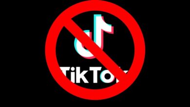 ByteDance İçin Büyük Şok! TikTok, Kanada’da Yasaklandı! Kanada, ulusal güvenlik endişelerini gerekçe göstererek Çin merkezli sosyal medya platformu TikTok’un ülkedeki ticari faaliyetlerine son verilmesine karar verdi. Kanada TikTok yasağı ile beraber ByteDance şirketinin de Kanada’daki varlığına sınır getirdi. Bu önemli kararın arkasında ise Kanada hükümetinin ulusal güvenlik riski taşıyan yabancı yatırımlara yönelik aldığı sert önlemler bulunuyor. Kanada İnovasyon, Bilim ve Sanayi Bakanı François-Philippe Champagne, yaptığı açıklamada bu kararın güvenlik nedeniyle alındığını belirtti. Ancak Kanada hükümeti, bu yasağın Kanadalıların TikTok’a erişimini engellemeyeceğini duyurdu. Karar sadece ByteDance’in ülkedeki ticari faaliyetlerini sınırlandıracak. TikTok, Kanada hükümetinin bu kararına karşı yasal itiraz süreci başlatacağını açıkladı. Şirket sözcüsü, Kanada’daki yerel ofislerin kapanmasının yüzlerce çalışan için iş kaybına yol açacağını bildirdi. Geçen yıl Kanada, TikTok’un ülkedeki yatırım ve genişleme planlarını güvenlik endişesi nedeniyle inceleme altına almıştı. Kanada yasalarına göre ulusal güvenlik riskleri taşıdığı düşünülen yabancı yatırımlar değerlendirme altına alınıyor. TikTok, Çin merkezli ana şirketi ByteDance nedeniyle dünya genelinde birçok ülkenin radarına girmiş durumda. ABD başta olmak üzere birçok ülke ulusal güvenlik açısından TikTok’a sınırlama kararları alıyor.